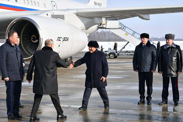 Борт российского лидера приземлился в аэропорту Казани сегодня ближе к часу дня. Встречали Путина, что называется, без лишних церемоний