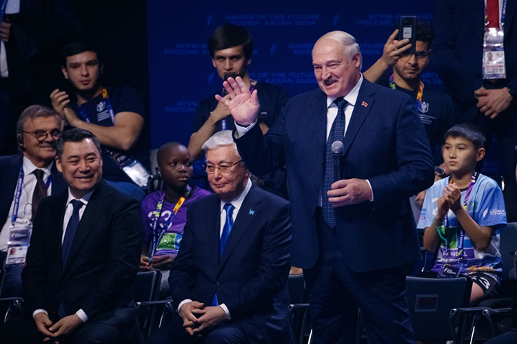 После своей речи президент неожиданно дал слово лидерам Беларуси, Казахстана, Кыргызстана, Таджикистана и Узбекистана