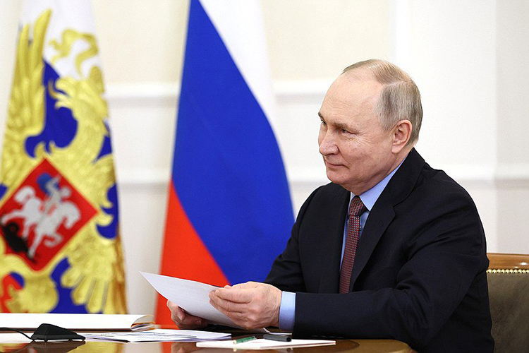 Путин, изучая справочные материалы, обратил внимание на серьезный рост в обрабатывающем секторе