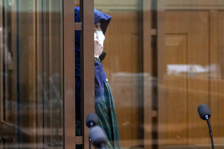 Запрошенный для себя тюремный срок - 337 лет - Тагиров воспринял спокойно, где-то даже стоически, безразлично, продолжая прятаться от назойливых взглядов журналистов