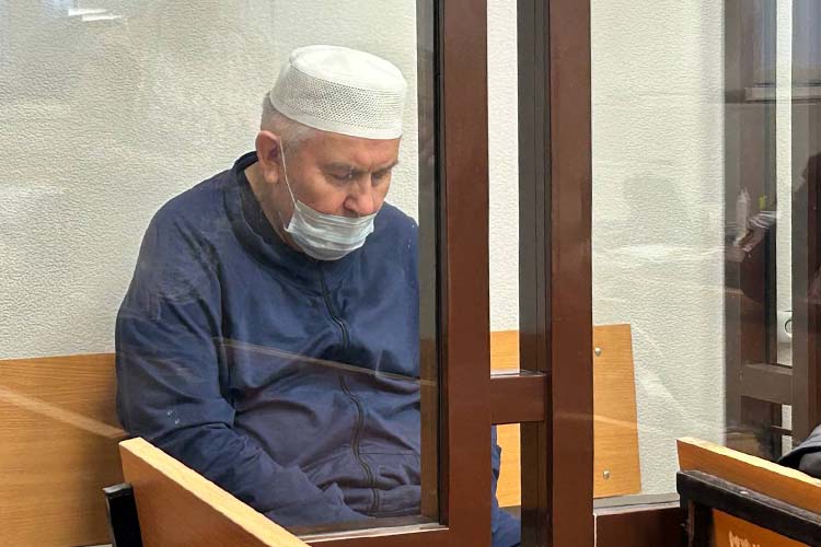 Суд удовлетворил ходатайство Садретдинова об освобождении его из-под стражи в связи с болезнью. Он был отпущен прямо в зале суда