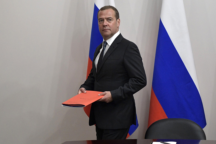 Канал «Брифинг-1» утверждает, что Медведев претендовал на место председателя Конституционного суда, но не нашел поддержку у Путина. И теперь люди из окружения Медведева активно пытаются лоббировать его назначение на пост главы судейского сообщества