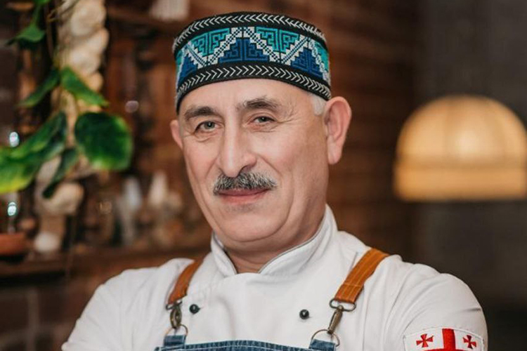 Рамази Григалашвилли из ресторана «Гивико» открывал узбекские и русские рестораны, но бо́льшую часть времени его кулинарное творчество посвящено грузинской кухне, говорит о себе герой