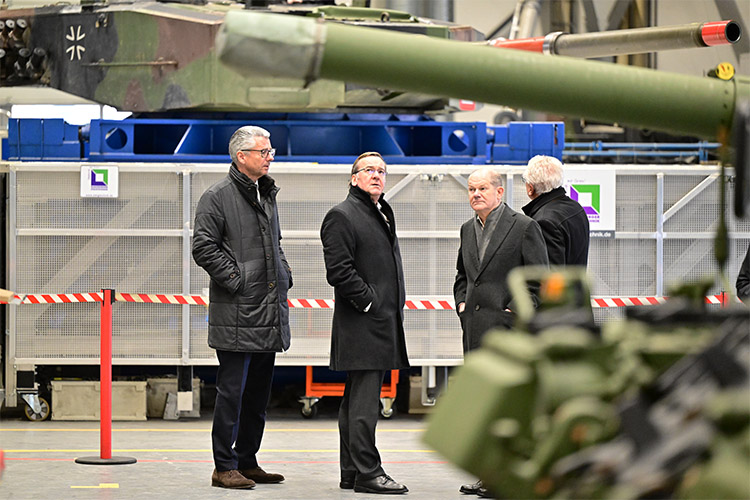 Олаф Шольц (2-й справа) и Борис Писториус (2-й слева) осматривают производственный цех с бронетехникой