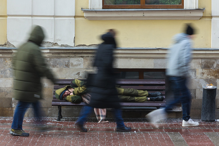 На заседании Тагиров рассказывал — первыми его знакомыми в Москве стали бомжи, в течение некоторого времени он даже ночевал на вокзалах