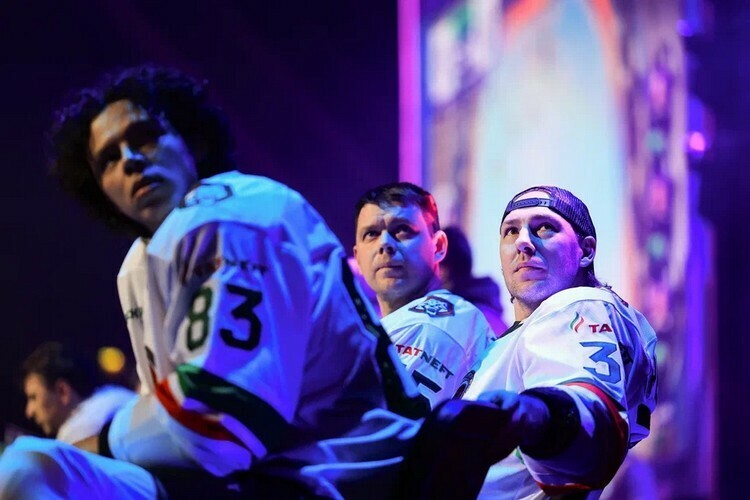 «Для профессиональных хоккеистов задача в команде была одна: пропустить как можно меньше голов» (на фото — Максим Хапов (в центре) и Максим Пестушко (справа)