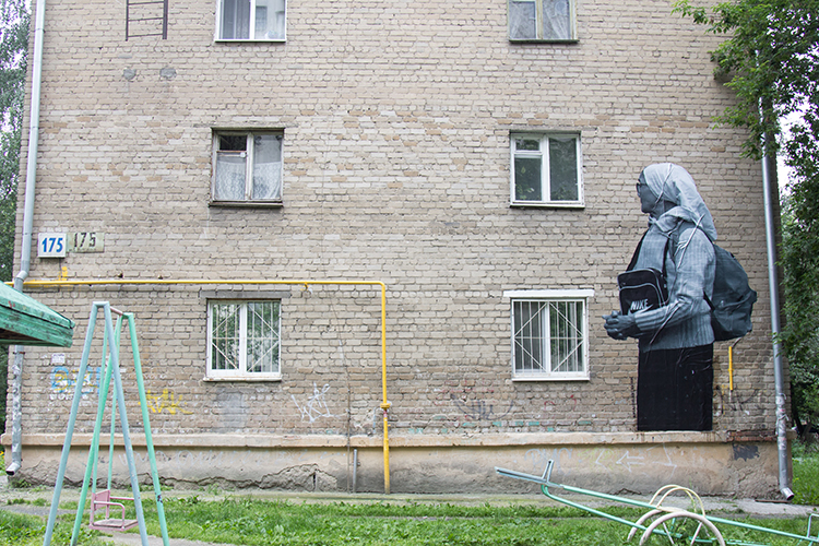 Бабушка из серии #маленькиелюди на фасаде жилого дома в Екатеринбурге