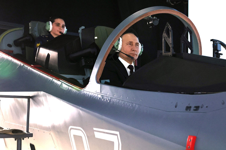 Еще до беседы Путин в сопровождении Шойгу осмотрел учебно-тренировочный комплекс и попробовал себя на месте первого пилота в авиационном тренажере, имитирующем учебно-боевой самолет Як-130
