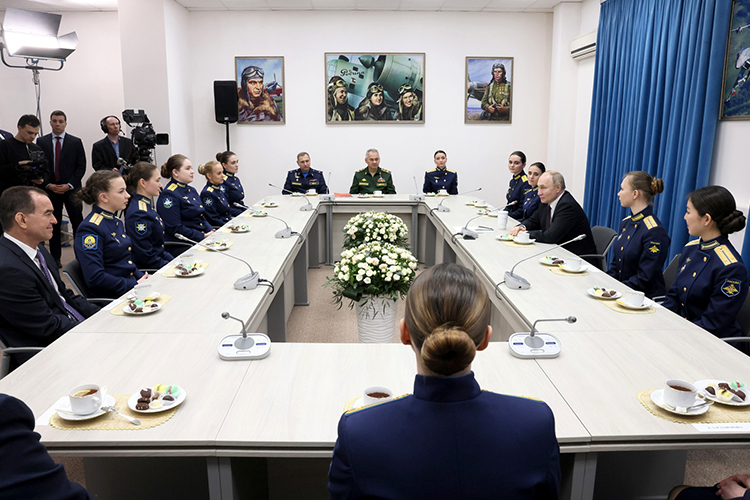 Сегодня Путин в преддверии 8 марта провел отдельную встречу с выпускницами Краснодарского высшего военного авиационного училища летчиков