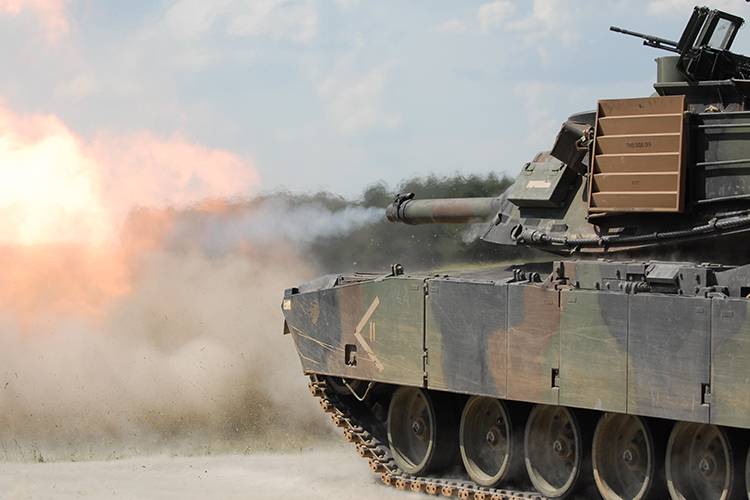 Танк Abrams обладает высокой скорострельностью и способен выдавать около 10-12 выстрелов за минуту. У него мощная лобовая броня и способность вести стрельбу навесным способом с дальних дистанций. В целом, это очень удачная машина, предназначенная для развития наступления