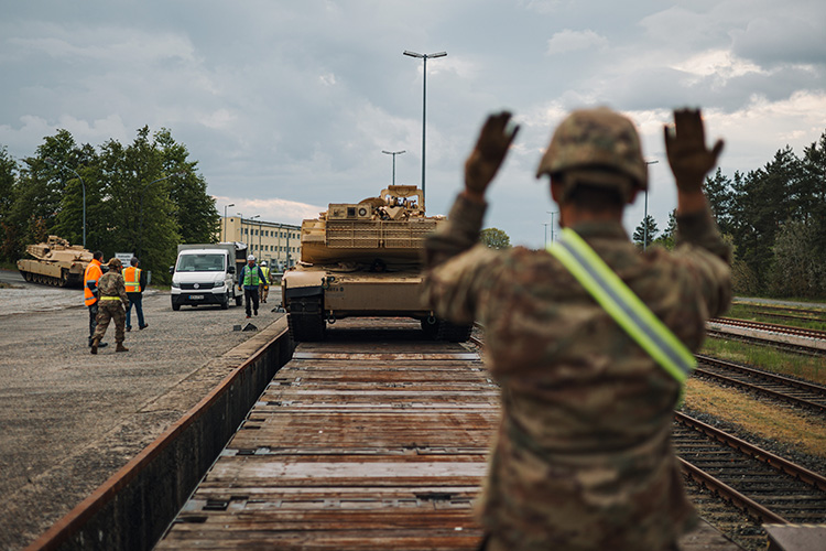 Американские солдаты разгружают танки M1A1 Abrams для Украины в немецком Графенвере в мае 2023 года