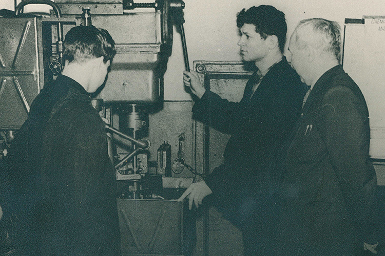 Работая на заводе, Богуславский в 1981 году защитил кандидатскую по техническим наукам в Ленинградском политехническом институте имени Калинина