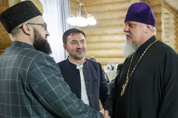  Ректор Казанской православной духовной семинарии Владимир Самойленко на фото справа 