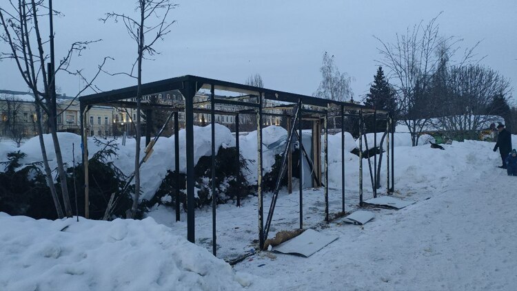 В начале марта демонтировали туалет в парке «Черное озеро»