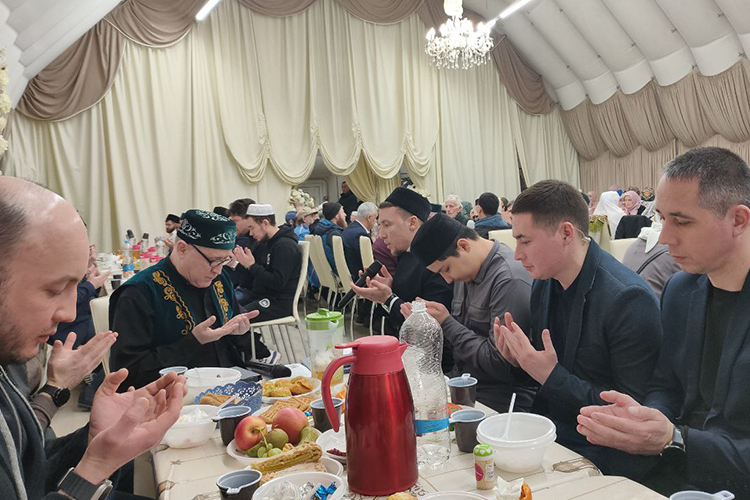 Попасть на его авыз ачу мог любой желающий, только, как сказал Баязитов, для этого нужно было заранее получить пригласительный у имама