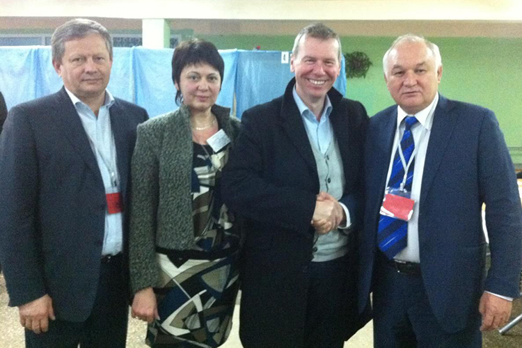 Бариев и Гильмутдинов на избирательном участке в день референдума вместе с иностранными наблюдателями из Европарламента