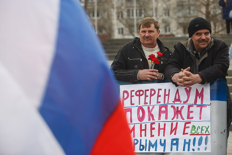 Накануне референдума на центральной площади Бахчисарая проходил большой митинг: с крымскими, российскими флагами, под памятником Ленину