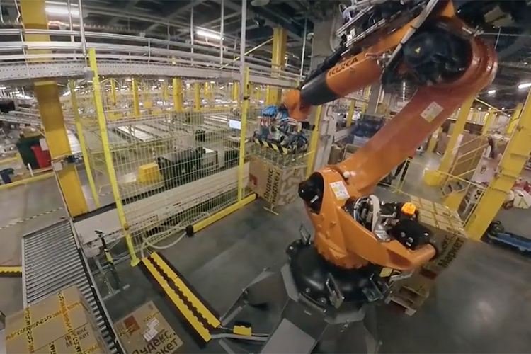 Сортировать товары на складе «Яндекс Маркета» начала гигантская роборука — складской робот со встроенной самообучающейся нейросетью