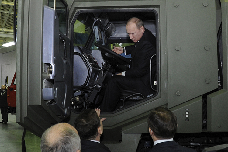Путин в феврале 2012 года на торжественной церемонии в Челнах по случаю схода с конвейера двухмиллионного грузовика