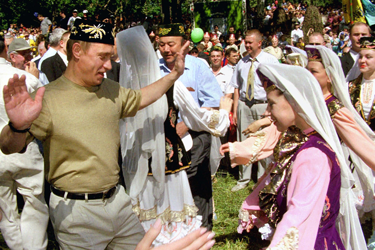 Владимир Путин в июне 2000 года на Сабантуе в Казани