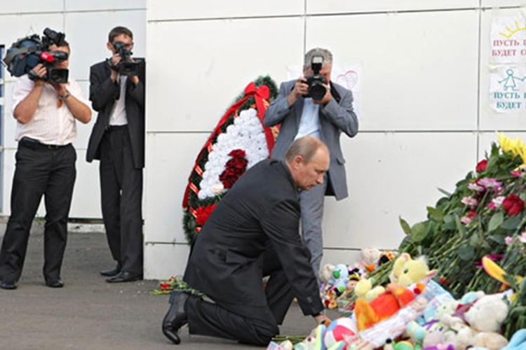 В июле 2011-го — Путин срочно приезжает в Казань по трагическому поводу — крушение теплохода «Булгария»