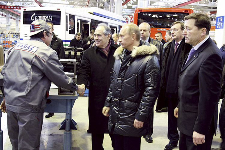 Путин возглавил антикризисное совещание о судьбе отечественного автопрома в Челнах