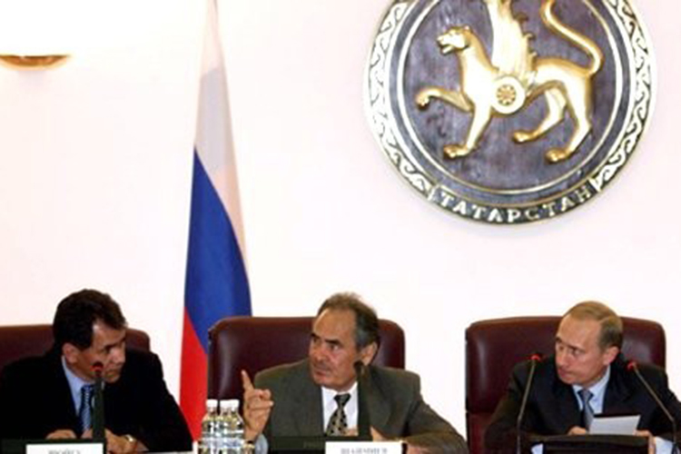 На совещании Путин отметил, что Татарстан — один из самых сильных субъектов и может быть примером конфессионального и межнационального мира