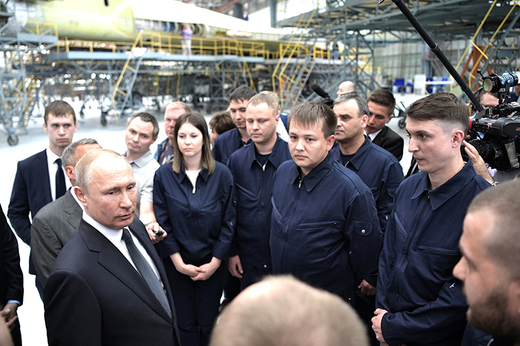 В мае 2019 года Путин на КАЗе встретился с рабочими