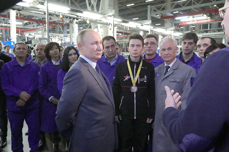 Владимир Путин пообщался с работниками завода двигателей