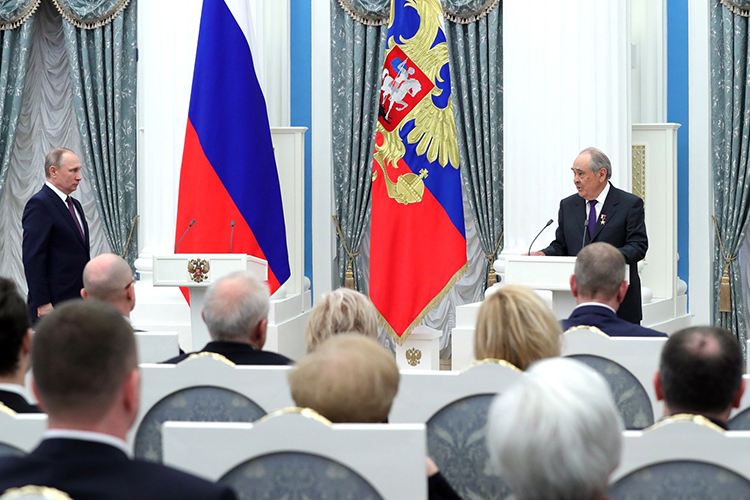 В апреле 2017-го Путин в Кремле вручил Шаймиеву медаль «Герой труда Российской Федерации»