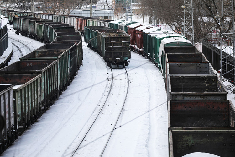 Аномальные снегопады, в результате которых встали трассы М7 и М12, а Казань дневала в десятибалльных пробках, повлияли и на работу железнодорожного транспорта