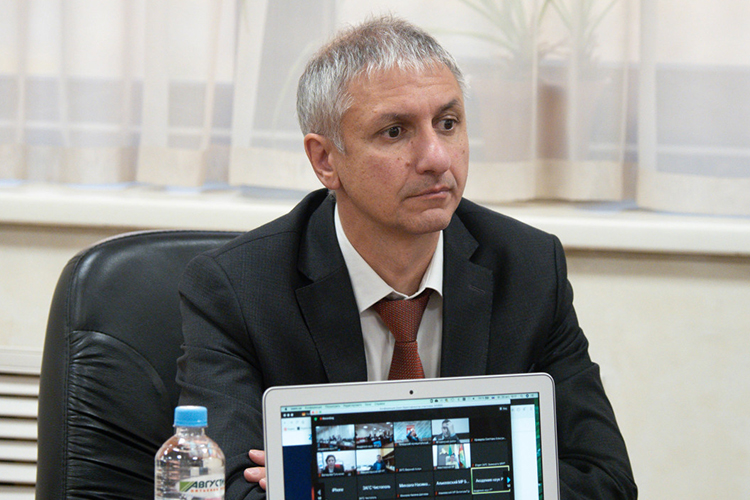 На фоне расследования — совпадение это или нет — из ЗАГСа ушел замначальника управления Ренат Ахметзянов