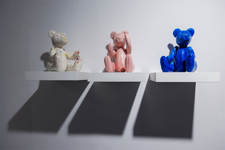 На выставке вы увидите колоритных мишек Наталии Спечинской из гипса и силикона