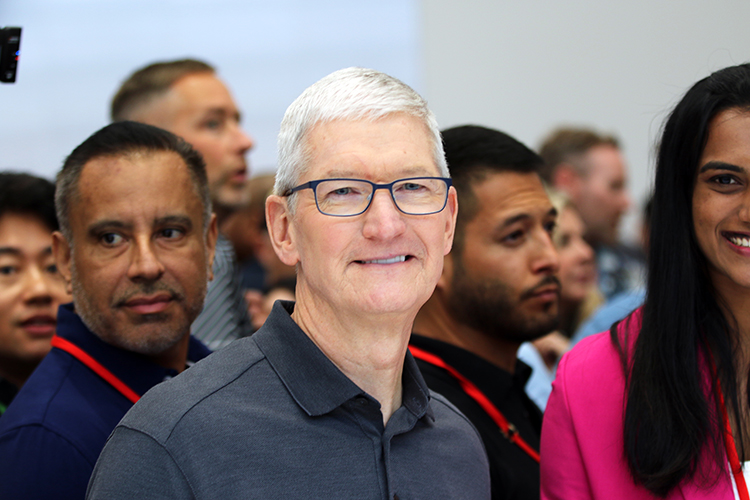 Apple выплатит $490 млн по коллективному иску, в котором утверждалось, что генеральный директор Тим Кук обманул акционеров, скрыв падение спроса на iPhone в Китае