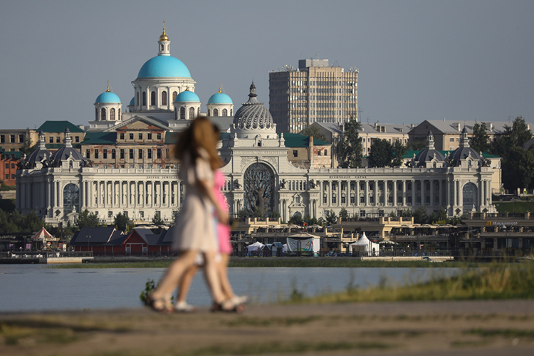 «Туристам интересно узнать, сколько стоит квадратный метр жилья у нас в Казани, особенно, на дворцовой набережной. Им это место нравится, потому что там стоит находится Дворец земледельцев…»