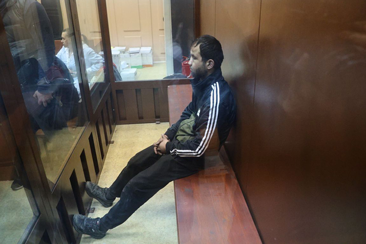 Третий обвиняемый — Фаридуни Шамсидин оказался еще младше — 25 лет. Единственный из всех террористов, который отвечал суду на русском, хотя и прибегал к помощи переводчика