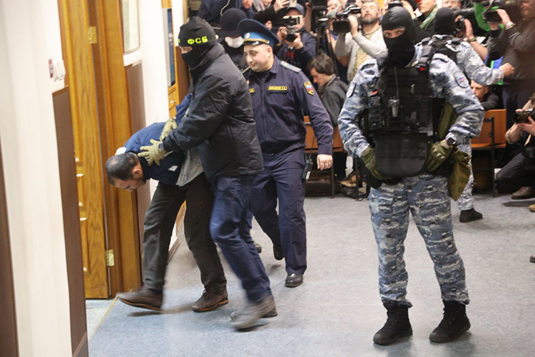 Минувшей ночью Басманный районный суд Москвы арестовал четверых граждан Таджикистана, которых обвиняют в совершении теракта в подмосковном «Крокус Сити Холле», из-за которого погибли 137 человек
