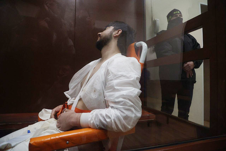 Наверное, наибольший шок у присутствующих вызвал последний террорист. 19-летний Мухаммадсобир Файзов. Его в зал заседания сотрудники ФСБ ввезли прямо на каталке. Правда, довольно жестко, без медицинской аккуратности