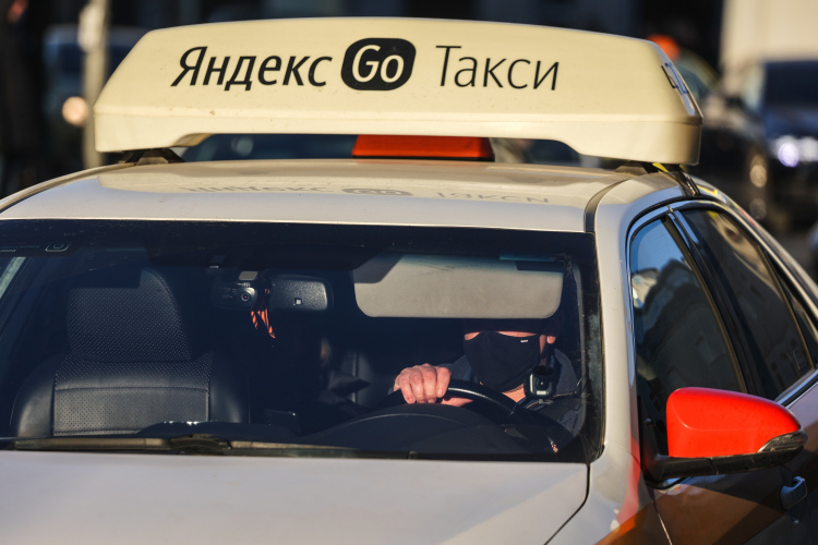 В сети начали распространяться скриншоты, где пассажиры такси узнавали у водителя его национальность и отказывались от поездки, если тот таджик