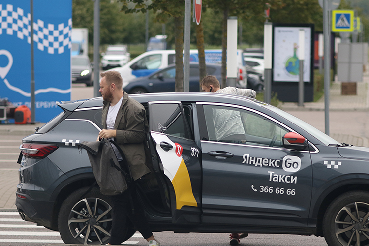 В Москве, водителей без лицензии или без ежедневного техосмотра агрегатор «Яндекс» сразу же отключает