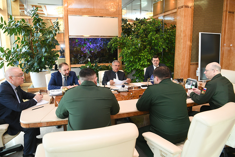Сегодня утром руководство Центрального военного округа представило Рустаму Минниханову нового военкома Татарстана. Им стал полковник Юрий Беляев, который 3 с небольшим года руководил военкоматом Удмуртии