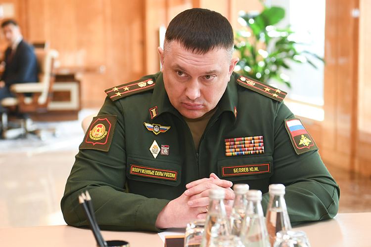 На встречу с Миннихановым Беляев также надел значок первого разряда СССР по боксу и выпускной значок президентской академии РАНХиГС