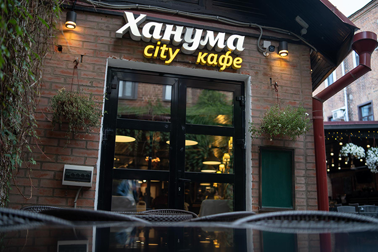 «Ханума» начиналась в 2003 году с небольшого кафе. Сегодня оно существует в двух ипостасях: часть помещений функционирует как ресторан, часть — в формате кафе с линией раздачи