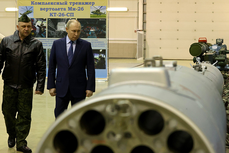 Накануне вечером российский лидер посетил 344-й государственный центр боевого применения и переучивания летного состава в городе Торжок