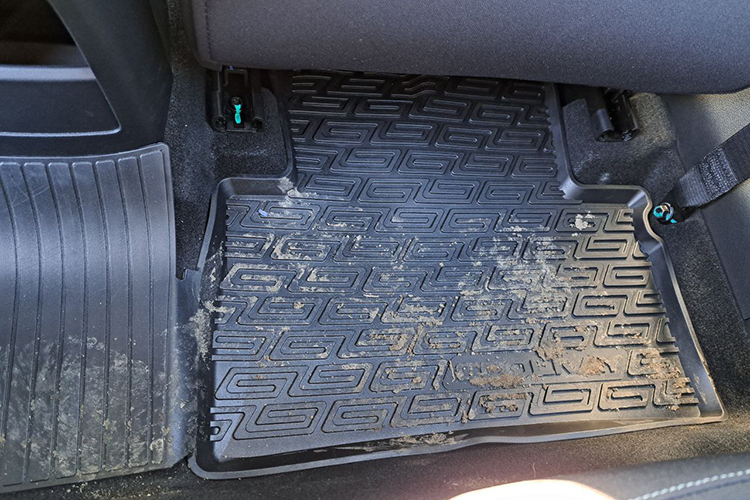 Исключение — коврики, которые почему-то грязные не только со стороны водителя, но и на пассажирских местах