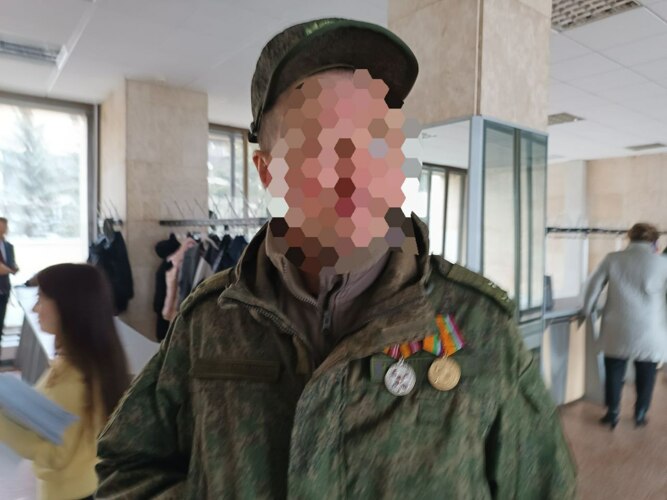 Сослуживец Варавы, Кремень, человек в возрасте, с двумя медалями на груди — «за воинскую доблесть» и «за вклад в укрепление обороны РФ»