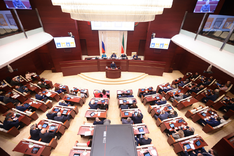 К сессии татарстанские депутаты подсчитали, что за время текущего созыва внесли более 300 законопроектов, и на каждого в среднем приходятся по 24
