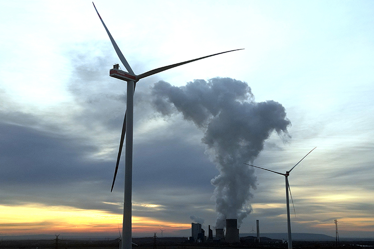 «Еврокомиссар по вопросам энергетики Кадри Симсон признает, что, для того чтобы выполнить план по «зеленому переходу», «Евросоюзу необходимы инвестиции — более чем 1,3 триллиона евро ежегодно»