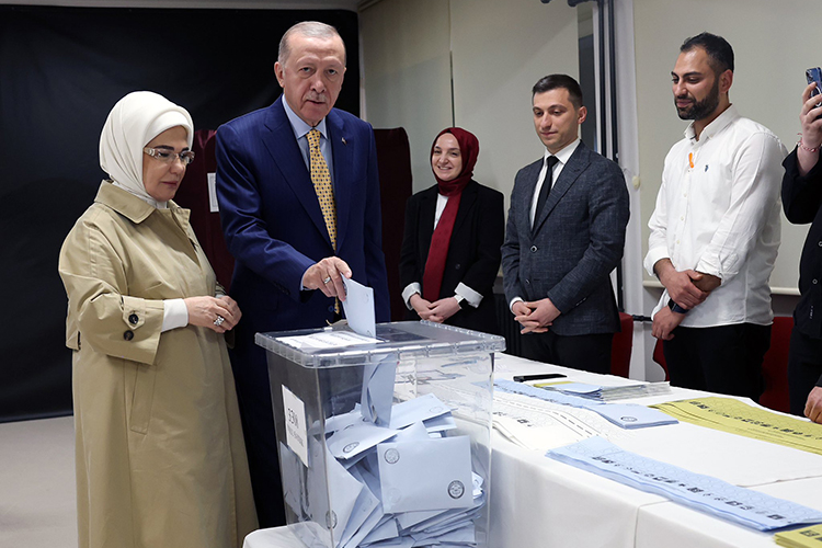 «Для нас это не конец, это поворотный момент», — президент Турции Реджеп Тайип Эрдоган накануне сдержанно комментировал проигрыш своей «Партии справедливости и развития» (ПСР) на муниципальных выборах
