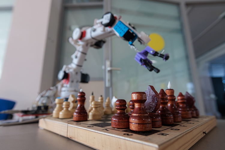 «Последние 10 лет мы занимаемся робототехническими платформами с высокоуровневым сознанием, создаем системы искусственного интеллекта, которые работают как человеческий мозг»